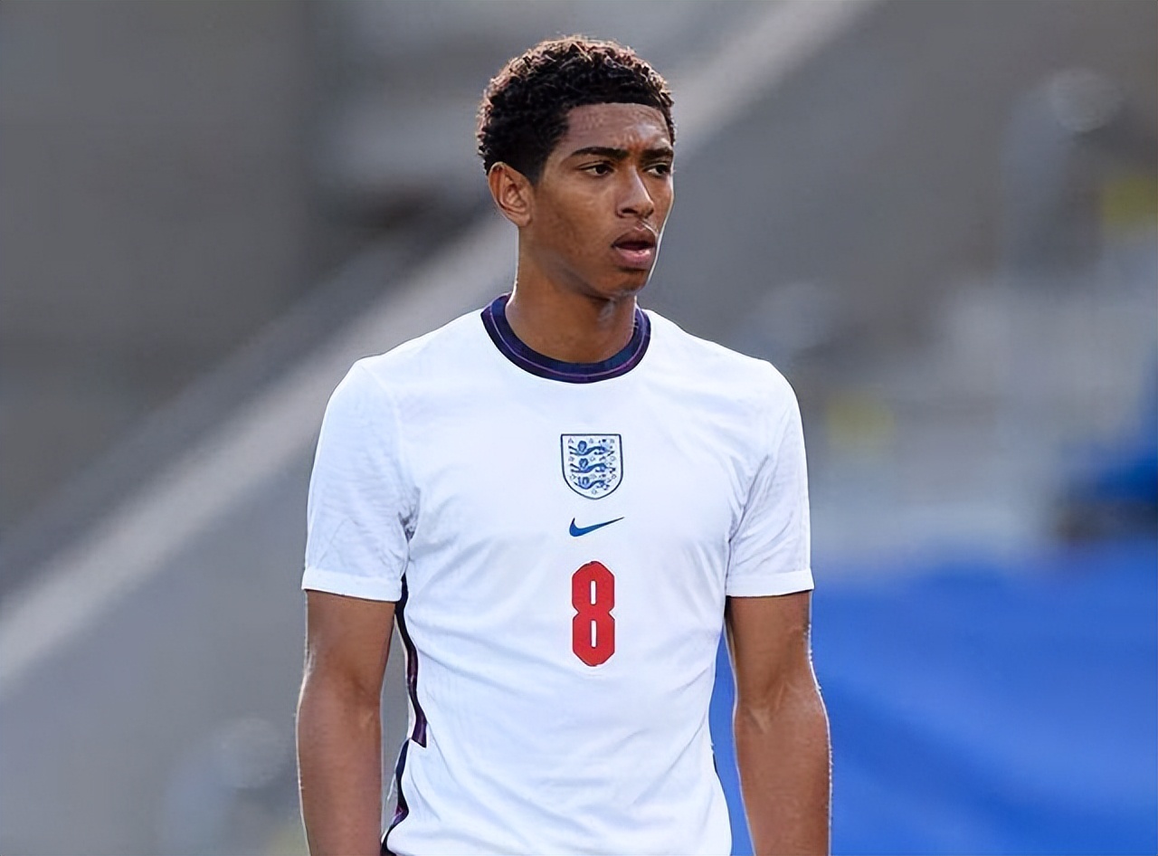 意甲官方：阿莱格里当选上月最佳主帅，率队3胜1平保持不败（意甲官宣：阿莱格里荣膺上月最佳教练，带队3胜1平延续不败）