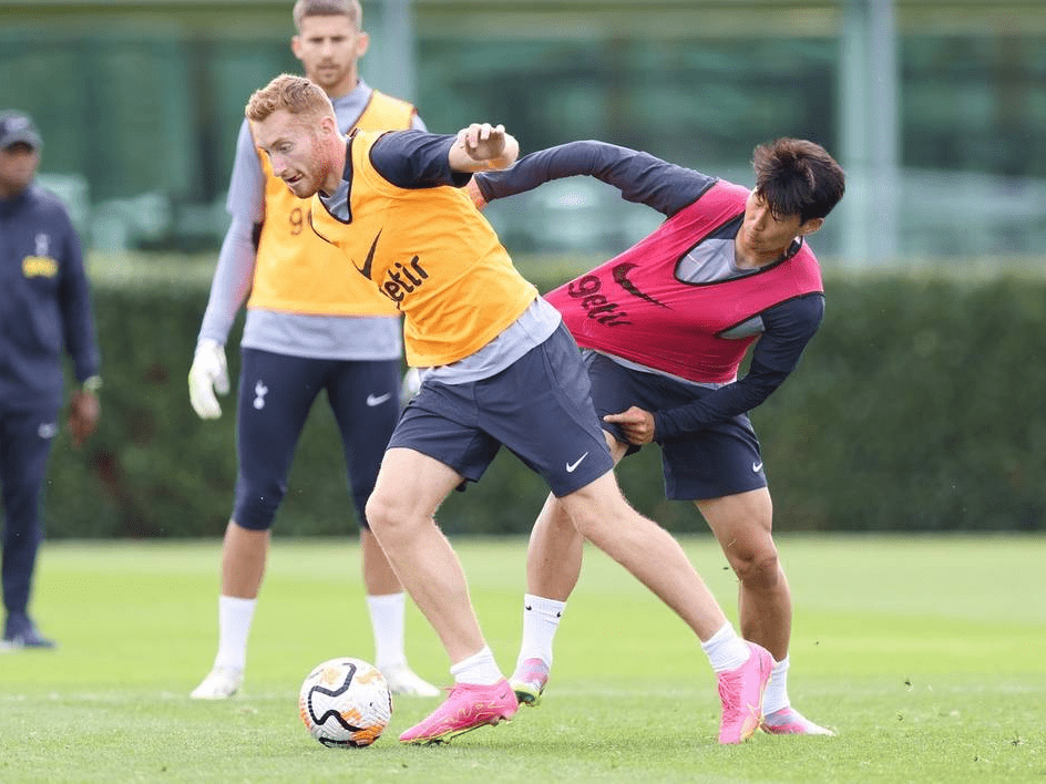 英媒：曼联拟定了约10人的引援名单，大部分来自其他联赛（英媒：曼联已拟定近10人引援清单，多数来自其他联赛）