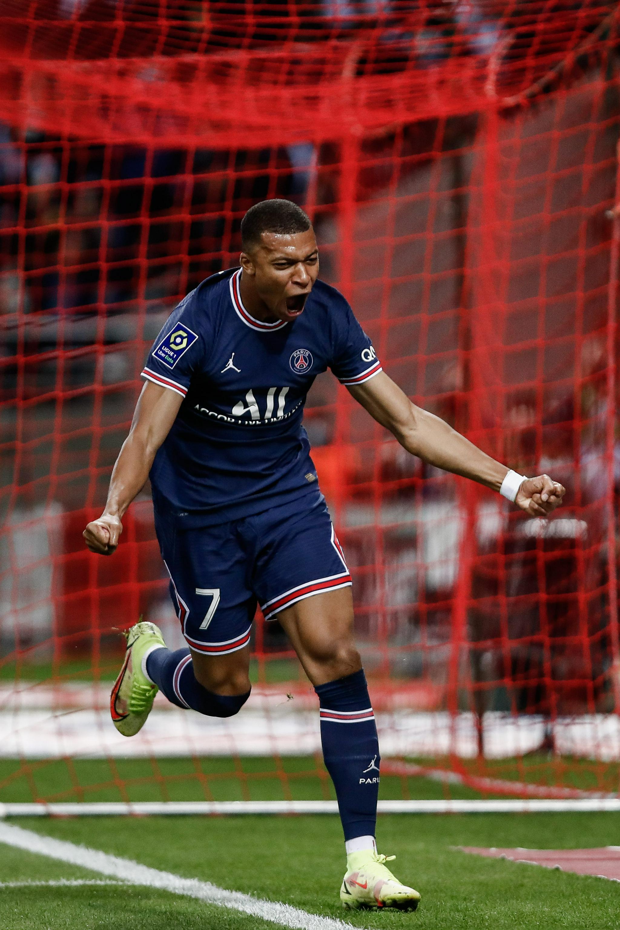 拜仁莱万多夫斯基连续两场进球