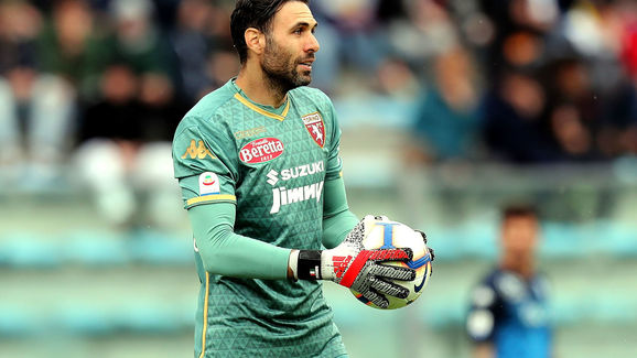 上海申花客场对阵广岛三箭，虽0-2落败，但有望晋级，展现顽强斗志，助力海港复仇。