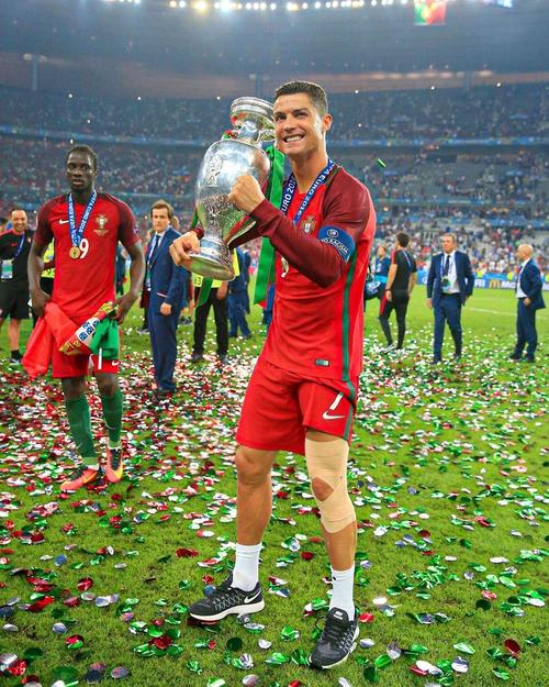 中足联颁奖：申花外租广西球员费尔南多当选中乙赛季最佳球员（中足联年度评选：申花外租至广西的费尔南多当选中乙最佳球员）