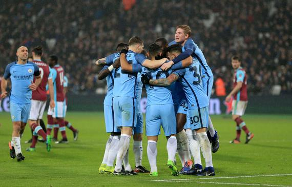 法兰克福客胜后球迷区突发火情，还有球迷从高处坠落后被送医