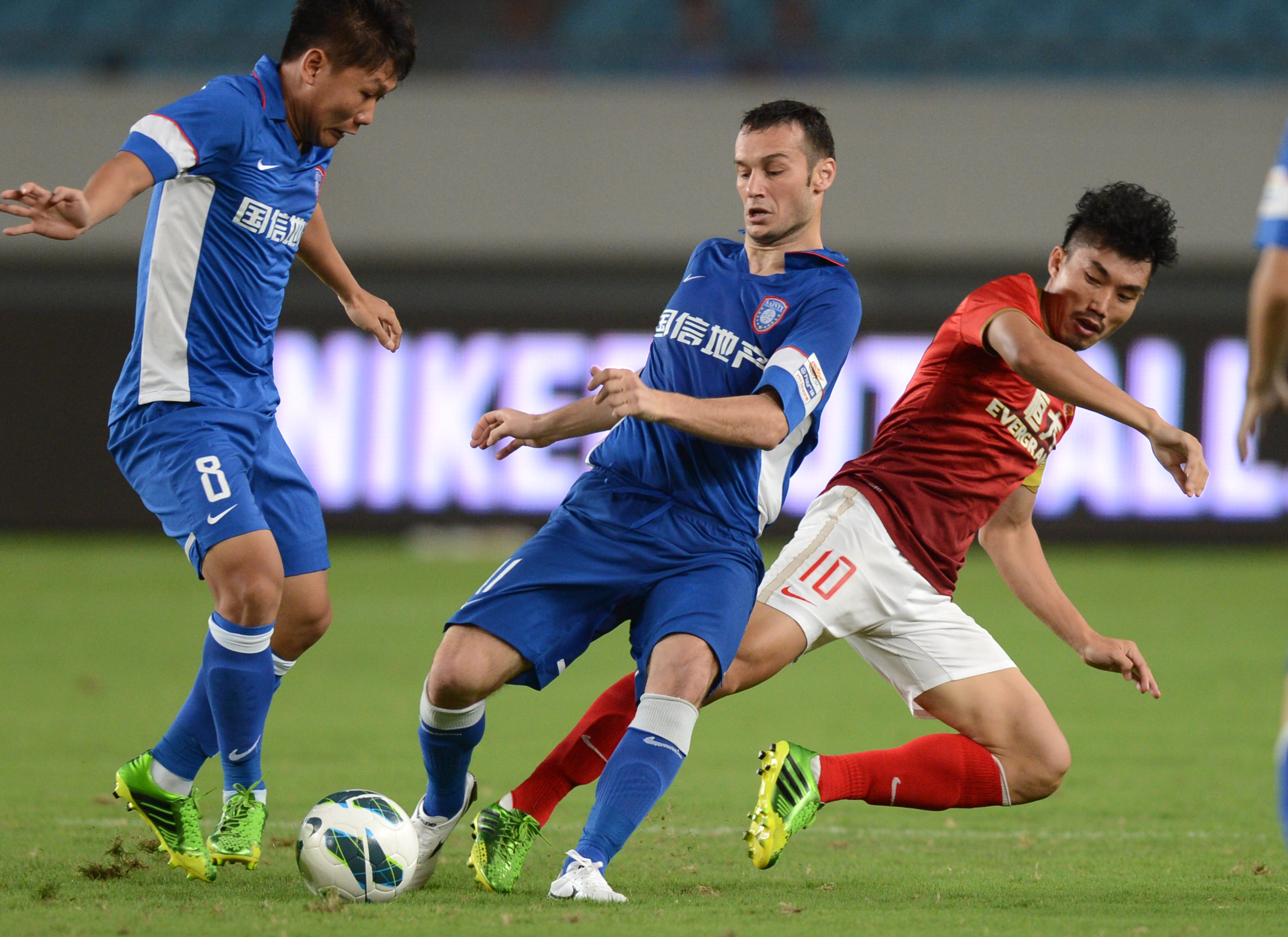 媒体大V热议南京再办重大足球赛事 苏超带动足球热，预祝新江苏队早日落地南京!（南京再办重磅足球赛引大V热议：苏超引爆球市，盼新江苏队早日落户南京）