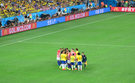 47岁苏提达率泰国队入场，穿西装系领带气宇轩昂，“艳压”欧拉弄