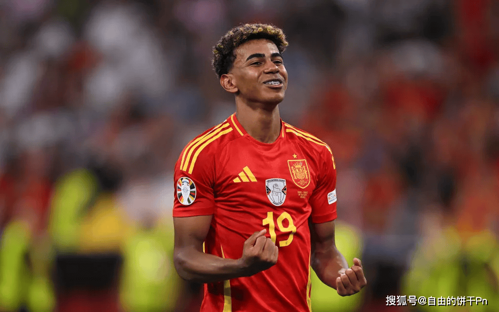 贝林厄姆社媒晒照庆女友生日，二人恋情公开将满一年（贝林厄姆社媒晒照为女友庆生，公开恋情将满一周年）