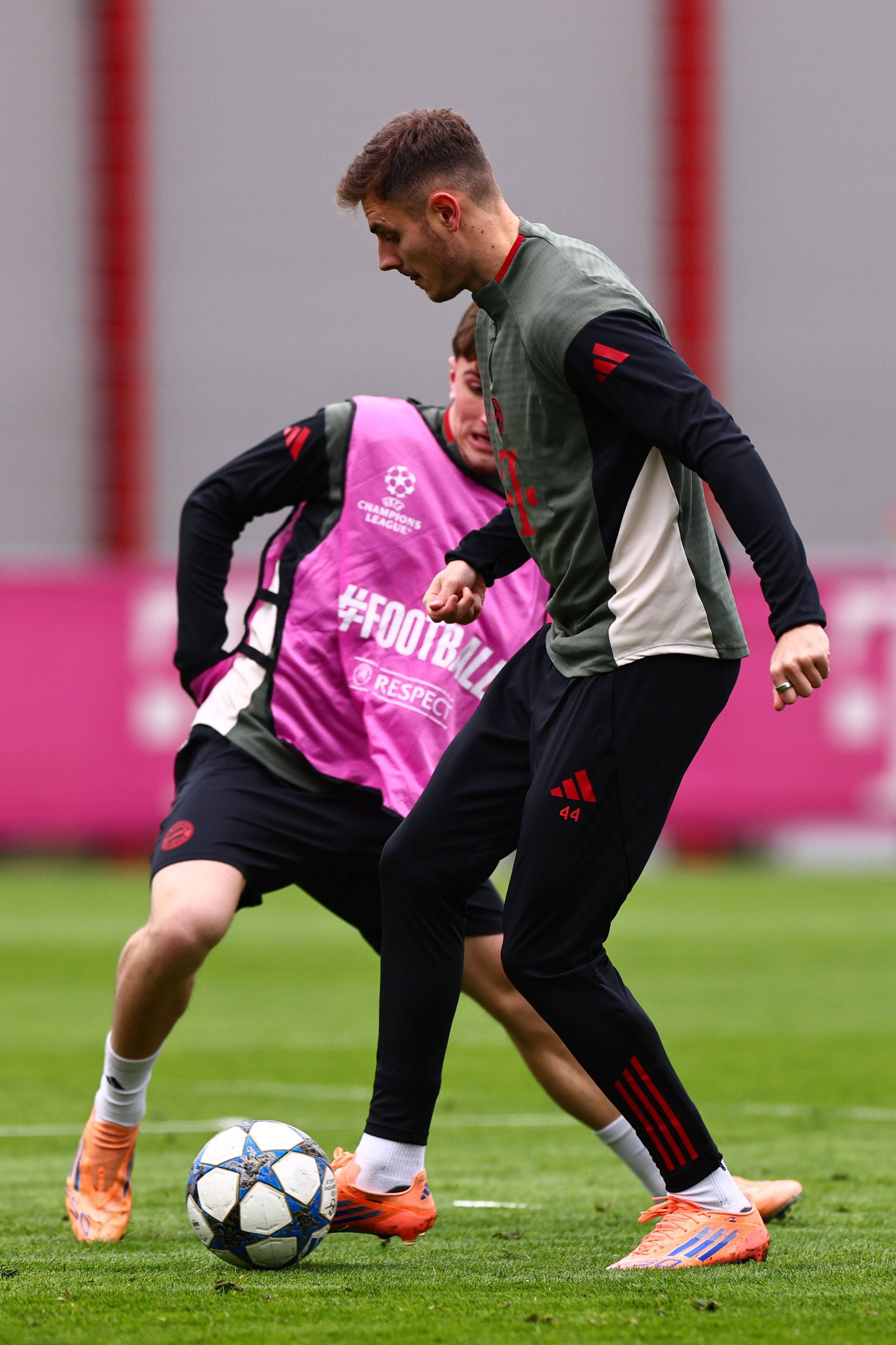 罗卡：我们很庆幸拥有安东尼这样的球员，他攻防两端都有贡献（罗卡称赞安东尼：攻防两端皆有建树，我们很幸运拥有他）