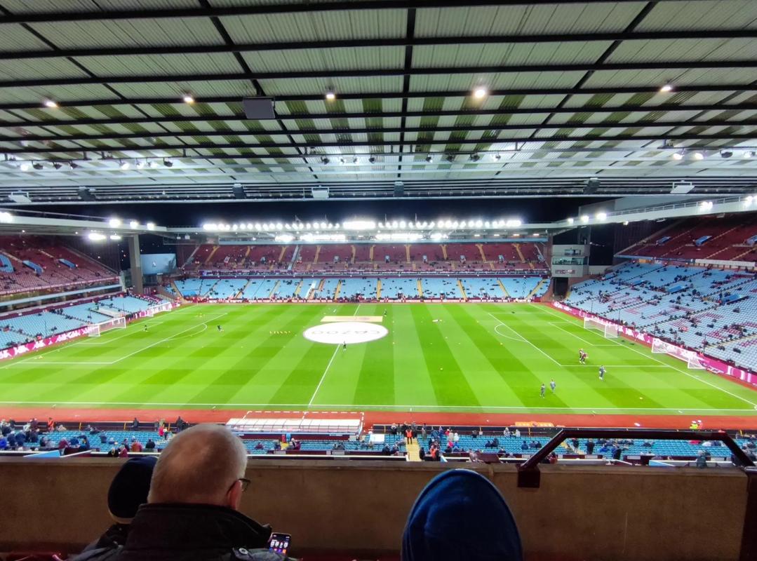 西甲榜首之争白热化（西甲榜首之争愈演愈烈）