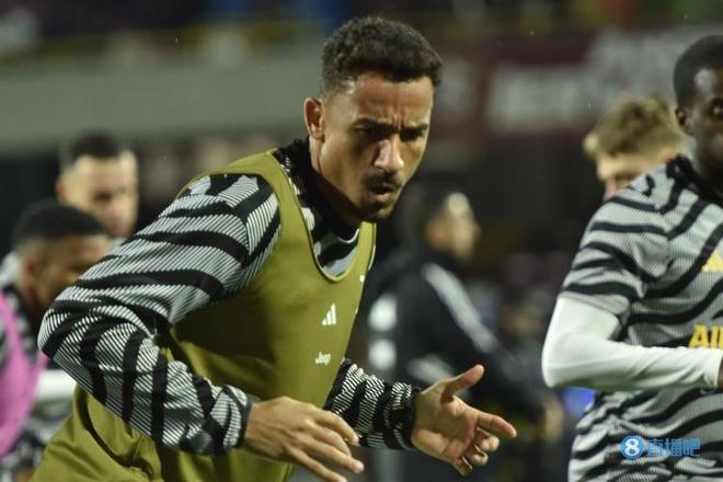 创历史，埃因霍温是首支正式比赛在安菲尔德打进3球的荷兰球队