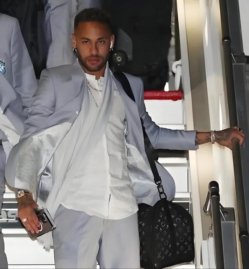 小波特连续三场比赛砍下30+&命中5个三分，篮网队史首人